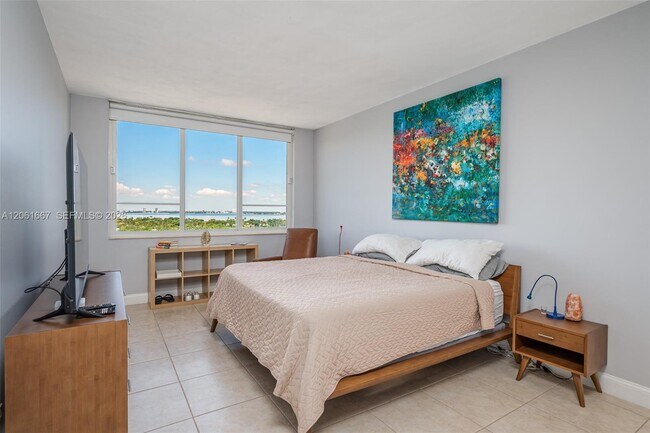 Building Photo - 5005 Collins Ave