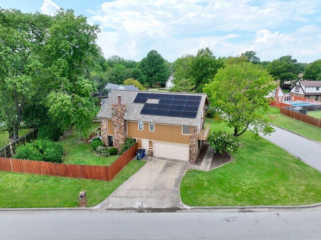 Building Photo - 3 Bedroom 2.5 Bath total 2,448 Square feet