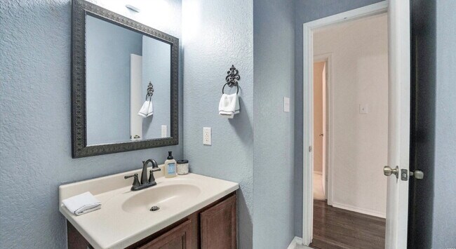 Building Photo - "Charming 3-Bedroom Oasis on Cherokee Blvd with 2 Full Baths – 1425 Sq Ft of Cozy Living in New B...