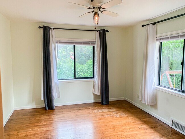 Building Photo - Spacious 4 bedroom house on a quiet North Ballard/Crown Hill  location