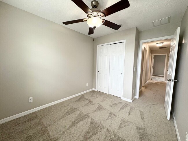 Building Photo - Gorgeous Lake View 3 BR 2.5 bath Luxury To...