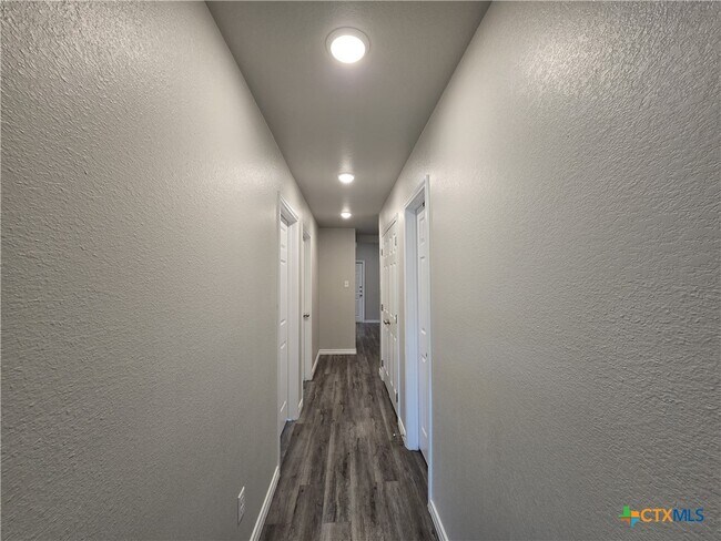 Building Photo - 523 Lost Trl