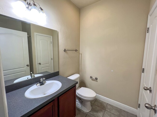 Building Photo - 3-Bed/3-Bath Condo in Chase Hollow Availab...