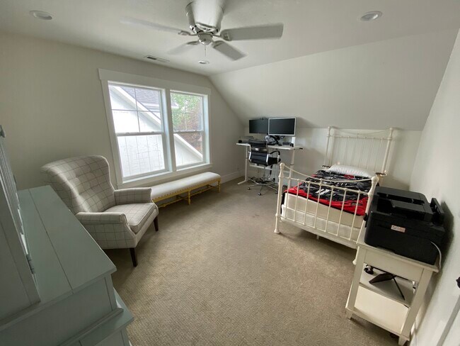 Building Photo - 530 Craftsman Way