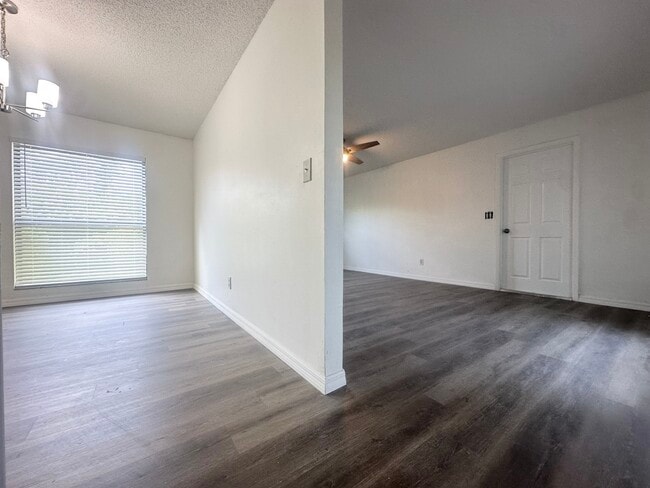 Building Photo - 107 Maplewood Dr