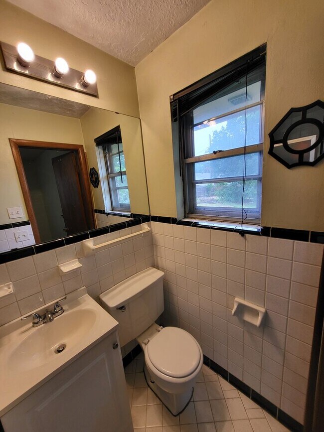 Building Photo - (3) Bed/(2) Bath in Core Norman!