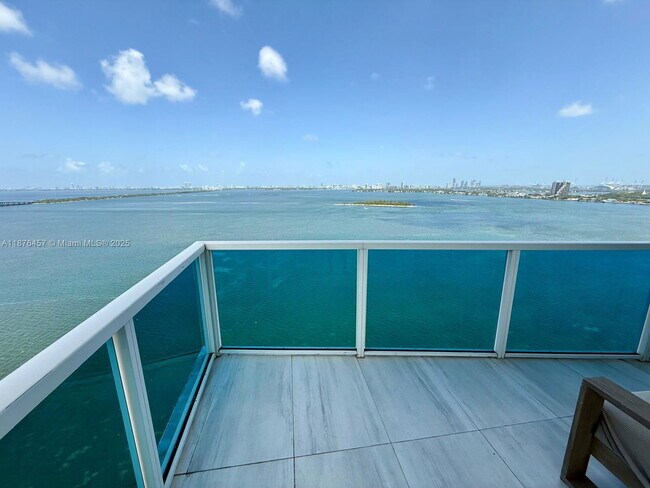 Building Photo - 700 NE 25th St