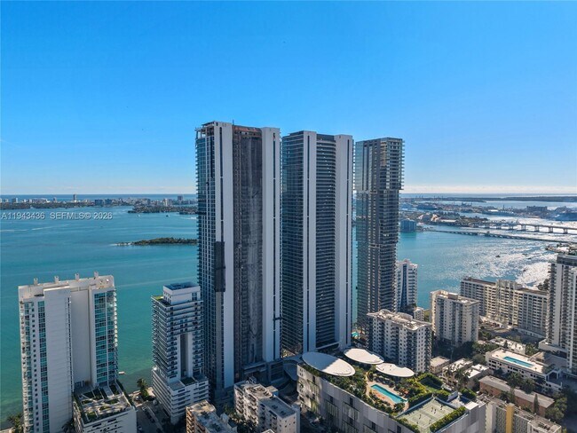 Building Photo - 700 NE 24th St