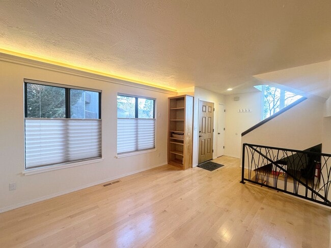 Building Photo - 339 Ravenwood Pl