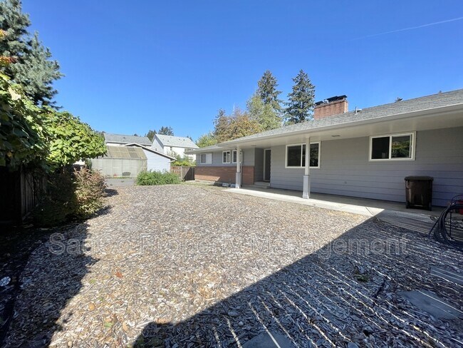 Building Photo - 5751 NE Lisbon Way