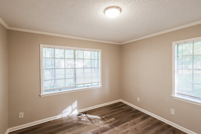 Building Photo - 1316 Airport Ln SW