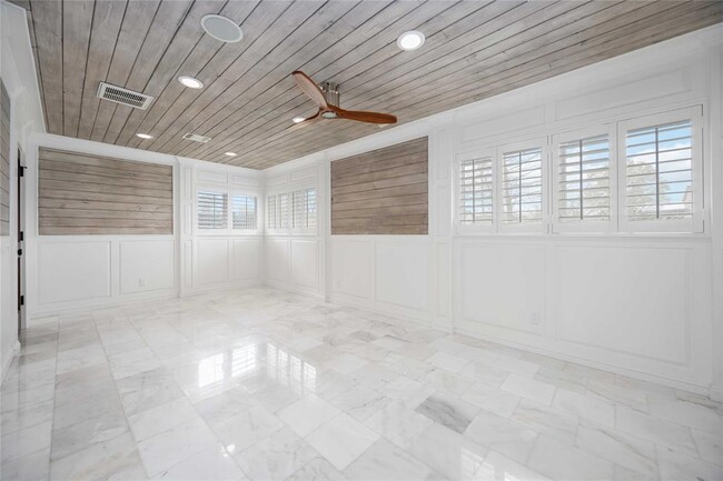 Building Photo - 4031 Fernwood Dr