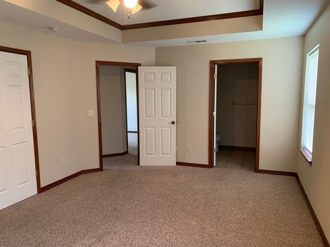 Building Photo - Beautiful 3 bedroom, 2 bathroom home with ...