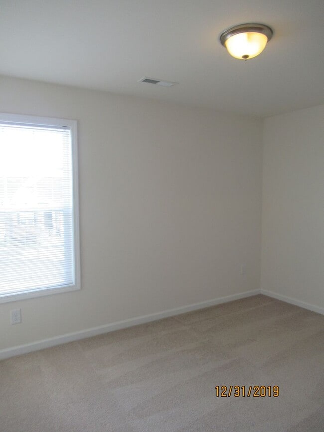 Building Photo - 4 Bedroom 2.5 Bath House with 2 Car Garage