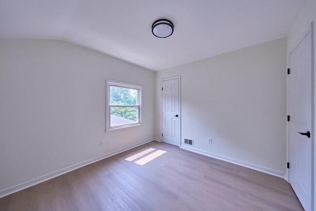 Building Photo - 2924 Gracefield Rd