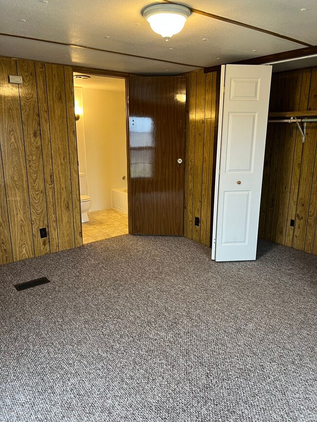 Building Photo - 2 Bed 2 Bath Mobile Home Sitting On 1 Acre