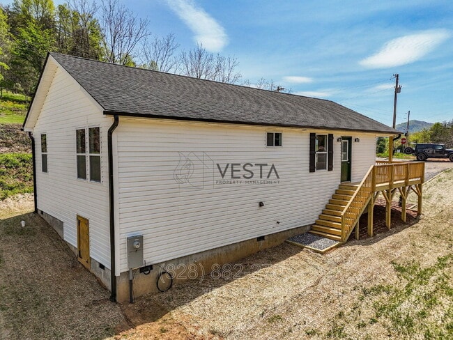 Building Photo - 4 Meadows Town Rd