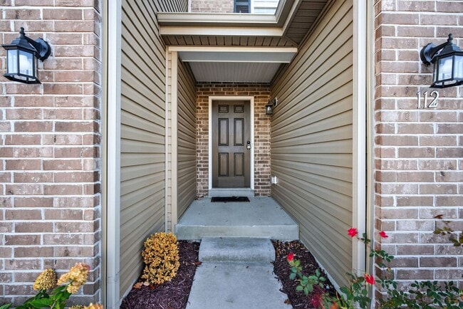 Building Photo - Modern 2-Bedroom Townhome