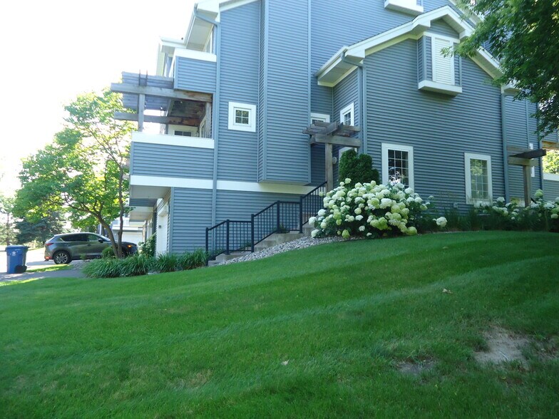 Building Photo - 15645 24th Ave N