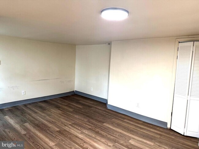 Building Photo - 725 W Broad St