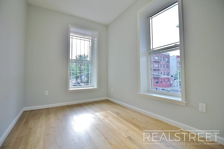 Building Photo - Renovated 3 BR 2 BA in Crown Heights