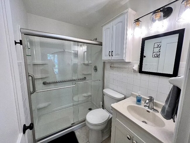 Building Photo - 913 E Gift Ave