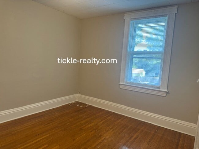 Building Photo - 3 Bedroom - Single Family Home!
