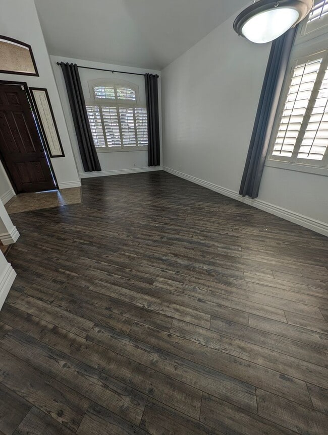 Building Photo - BEAUTIFUL executive style home w/ entertainer's dream backyard!