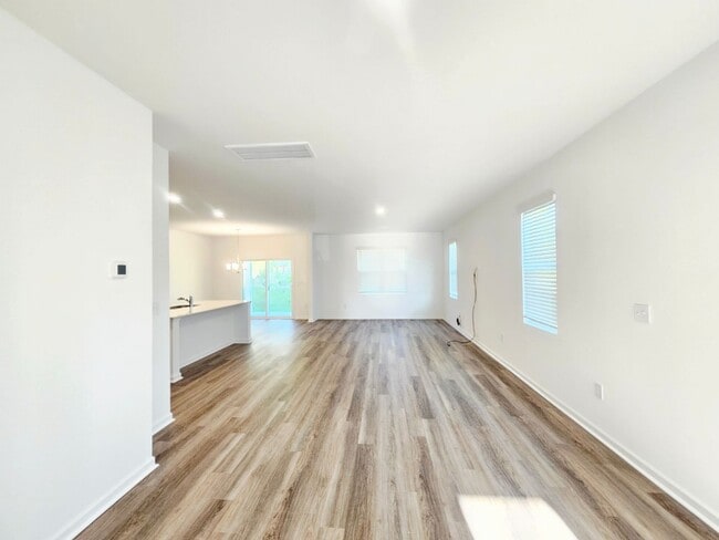 Building Photo - Gated Community with Amenities!