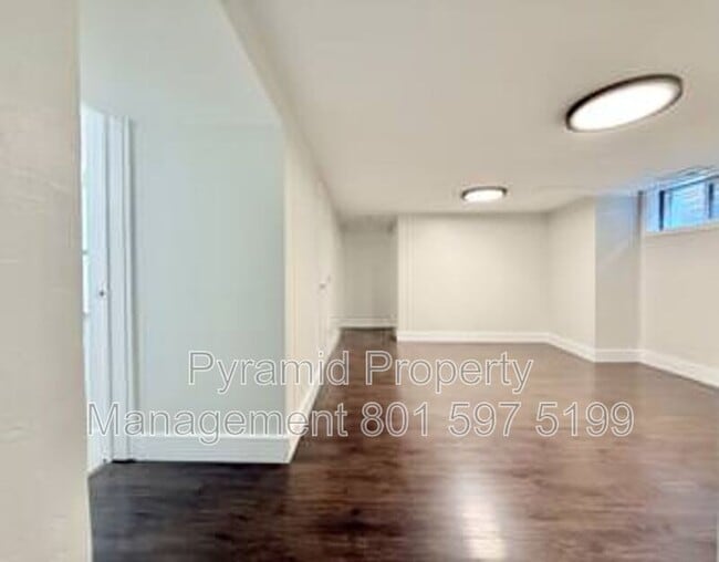 Building Photo - 652 E Roosevelt Ave