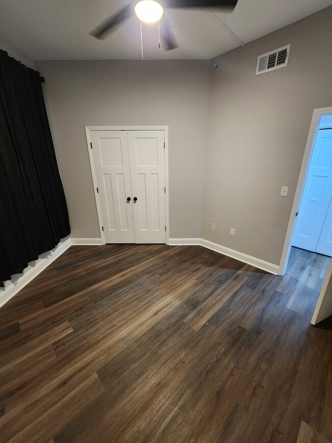 Building Photo - 405 W 7th St