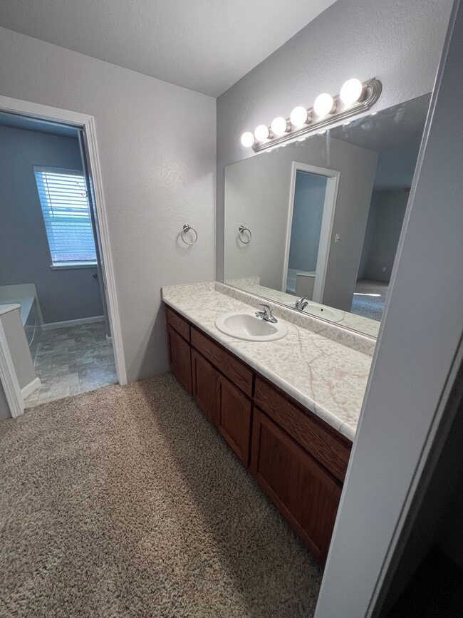 Building Photo - NORTHWEST 2BD/2BATH - 2 CAR GARAGE, LANDSC...