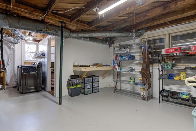 Building Photo - Fully Furnished Modern 3 bedroom Home!