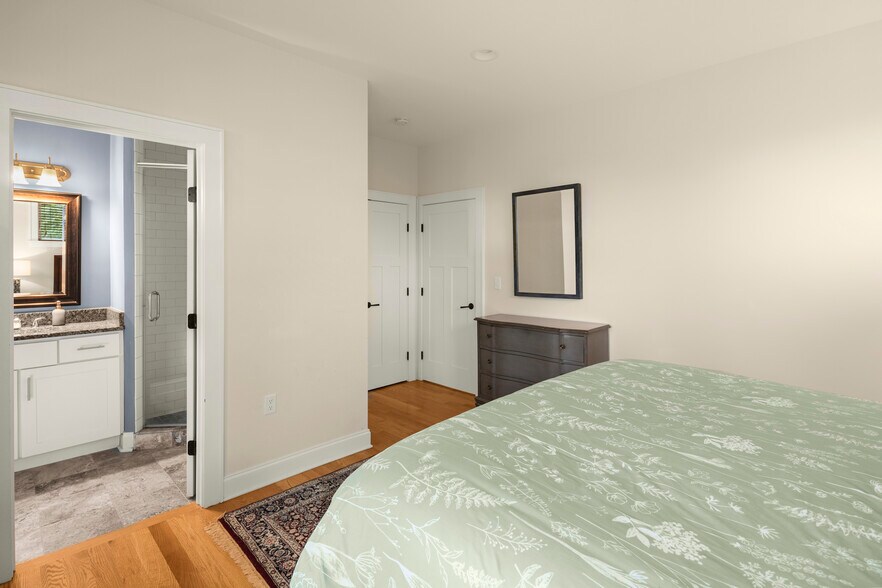 Building Photo - 279 E Chestnut St