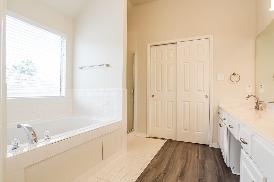 Building Photo - 519 Holly Crest Dr