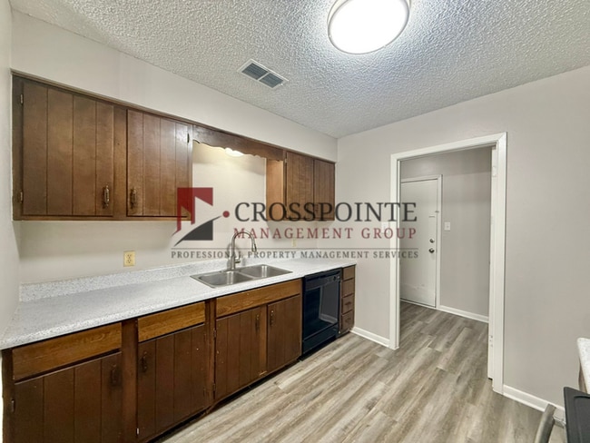 Building Photo - 2 Bedroom 1.5 Bathroom Triplex in Tyler!