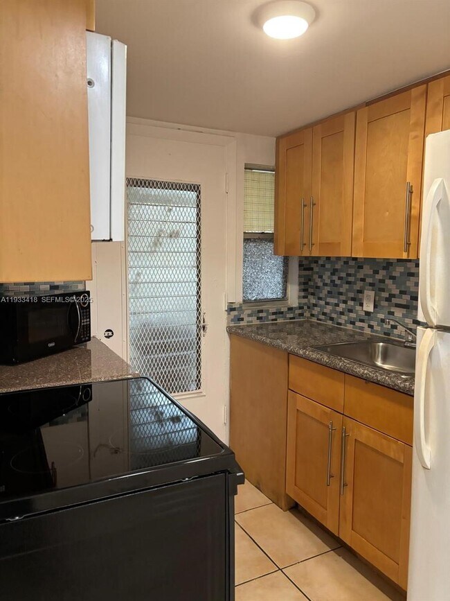 Building Photo - 1821 NE 168th St