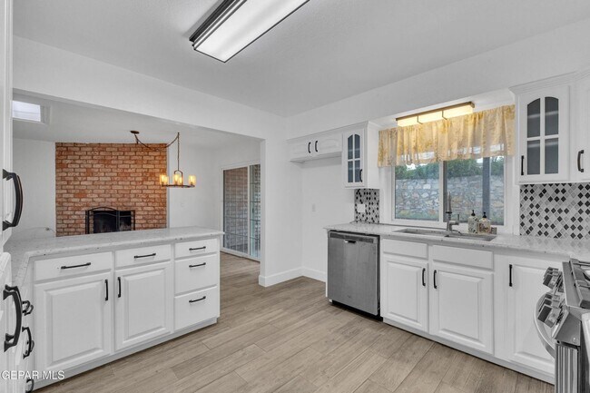 Building Photo - Come to check this beautiful house 4 bedrooms, possible 5th bed and 3 baths.