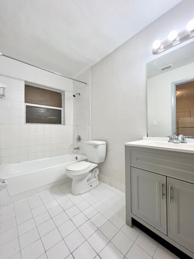 Building Photo - 3 Bedroom Private Home