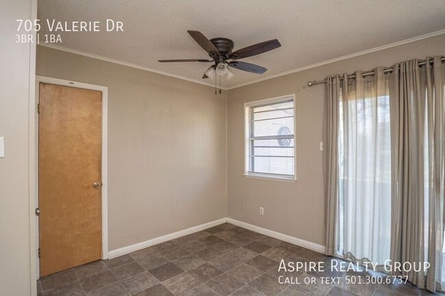 Building Photo - 705 Valerie Dr