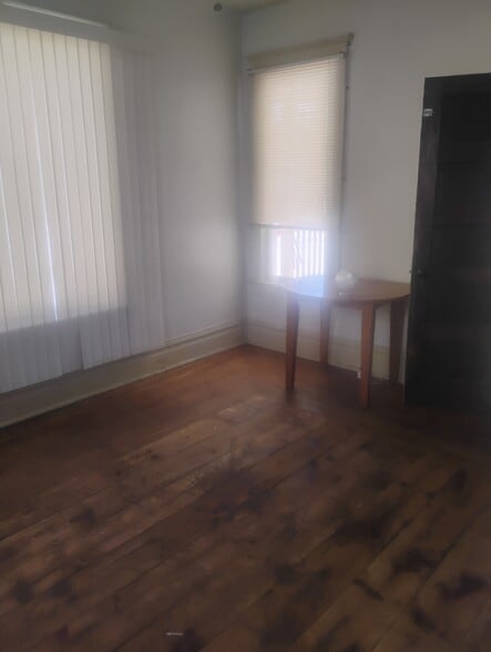 Building Photo - 610 Pine St