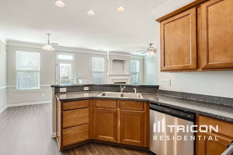 Building Photo - 12733 Oakton Hunt Dr