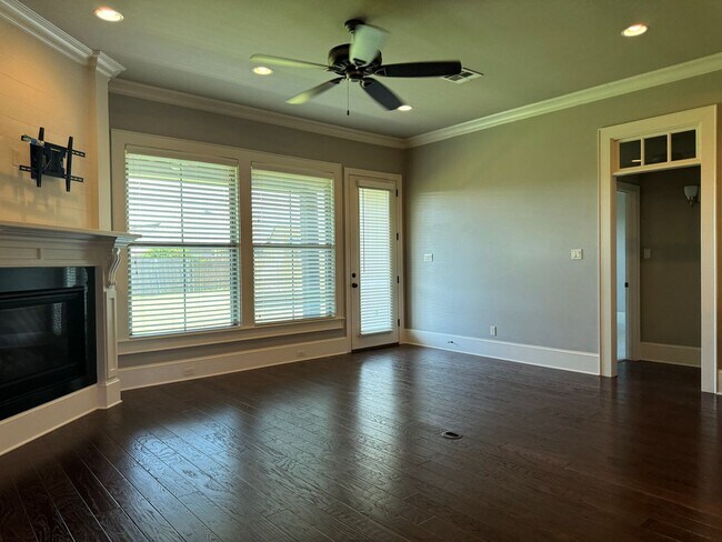 Building Photo - Gated community with community POOL!!!!