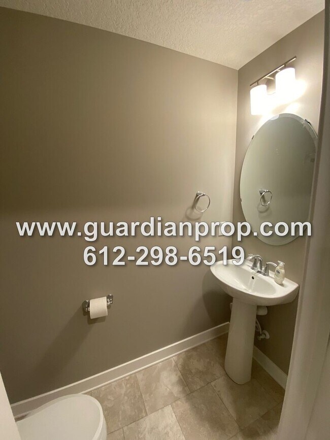 Building Photo - Luxury Townhouse Available June 1st, High End Finishings, Quartz Counters, Large Loft, Huge Prima...