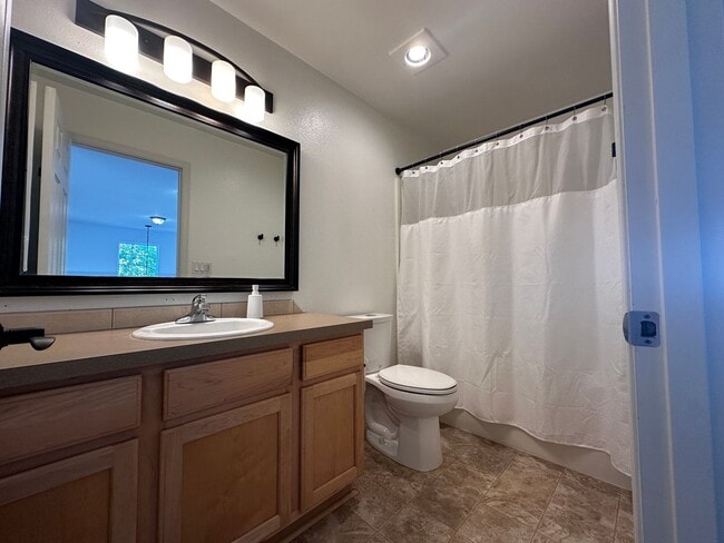 Building Photo - Beautiful 4 Bedroom 2.5 Bath Single Family...