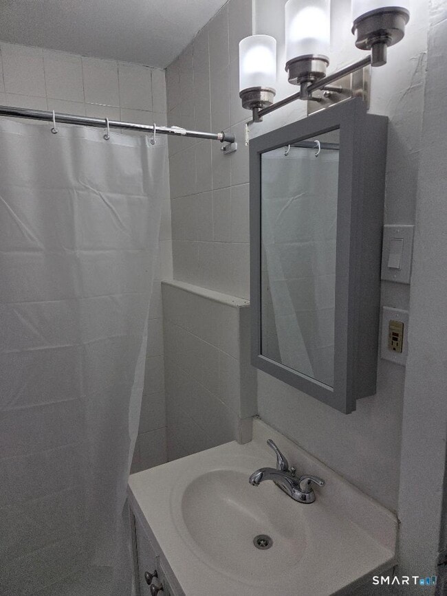 Building Photo - 72 Walnut St