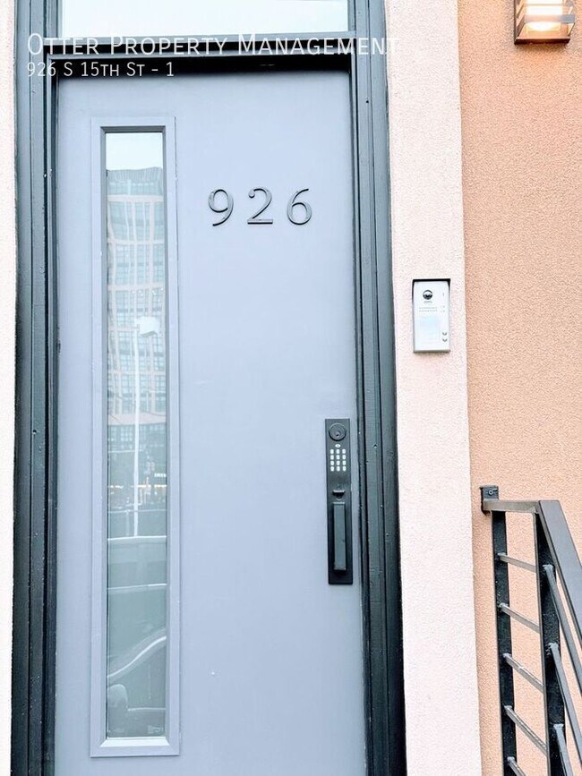 Building Photo - 926 S 15th St