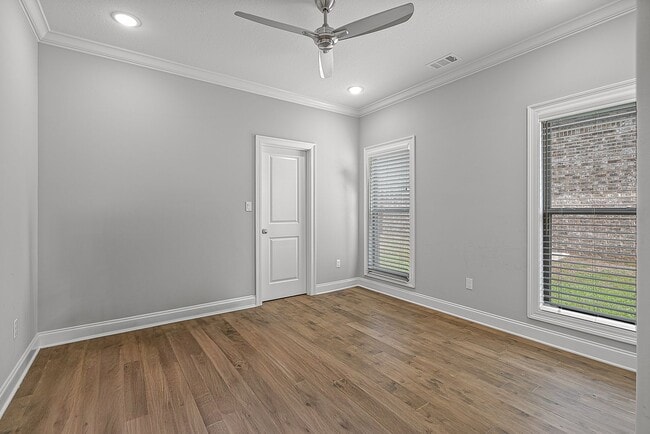 Building Photo - Rare Executive Rental in Desirable South J...