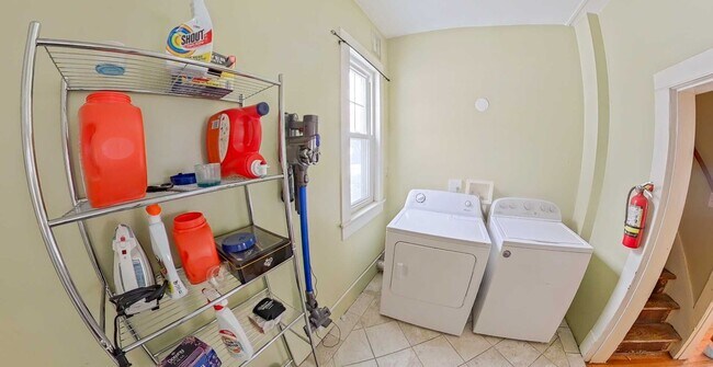 Building Photo - Large House with 2 Kitchens & 2 Living Rooms + Off-Street Parking! Available August 1st!