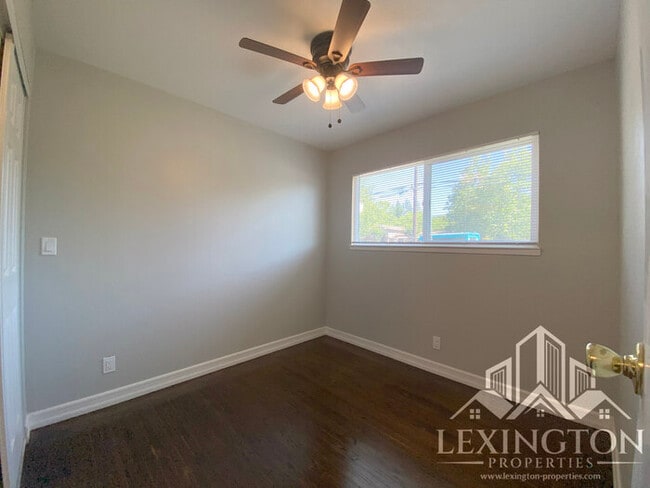 Building Photo - Spacious, 3BD/1BA, Home with Office in Car...
